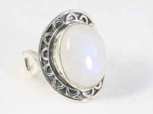 25087 Bewerkte zilveren ring met regenboog maansteen