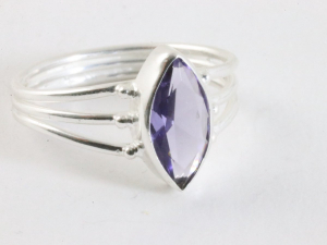 25564 Opengewerkte zilveren ring met amethist