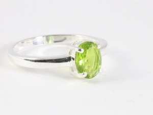 24447 Fijne hoogglans zilveren ring met peridoot