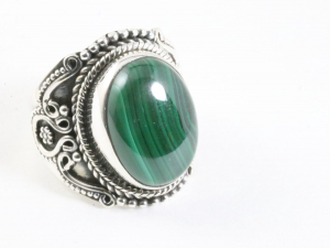 24657 Zware bewerkte zilveren ring met malachiet