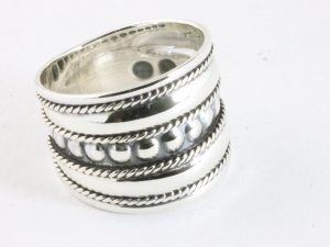 25528 Brede zilveren ring met kabelpatronen en cirkels