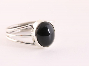 23436 Opengewerkte zilveren ring met onyx