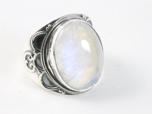 24971 Bewerkte zilveren ring met regenboog maansteen