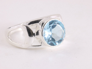 23932 Opengewerkte zilveren ring met blauwe topaas