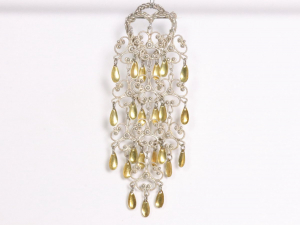 62084 Traditionele lange zilveren filigrein broche met geelgoud vergulde klepels