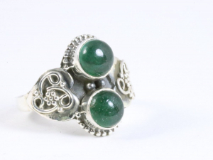 24437 Fijne bewerkte zilveren ring met jade