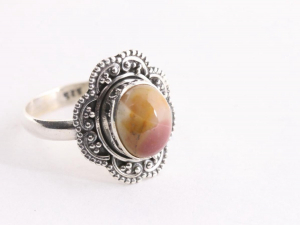 23548 Bewerkte zilveren ring met mookaiet