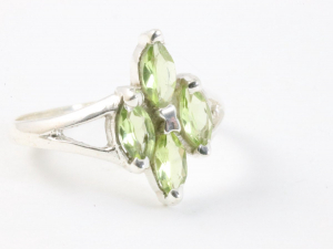 24612 Fijne zilveren ring met peridoot