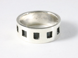 25725 Zware zilveren ring met zwarte blokken