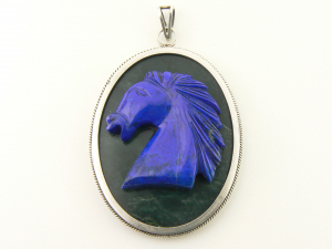 40019 Grote bewerkte zilveren hanger met een paardenhoofd in lapis lazuli op agaat