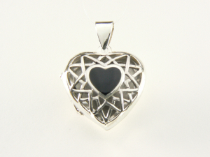 40392 Opengewerkt hartvormig zilveren medaillon met onyx