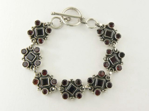 30041 Zilveren schakelarmband ingelegd met granaat