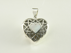 40463 Opengewerkt hartvormig zilveren medaillon met parelmoer