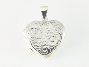 40624 Hartvormig zilveren medaillon met bloemengravering  