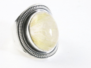 24811 Bewerkte zilveren ring met gouden rutielkwarts