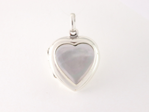41029 Fijn hartvormig zilveren medaillon met parelmoer  