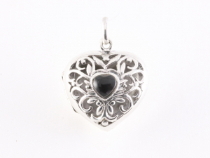 41101 Opengewerkt hartvormig zilveren medaillon met onyx