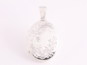 41820 Ovaal hoogglans zilveren medaillon met bloemengravering