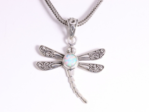41916 Zilveren libelle hanger met welo opaal aan vossenstaart ketting
