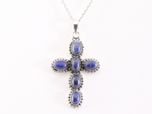 41919 Bewerkte zilveren kruishanger met lapis lazuli aan ketting