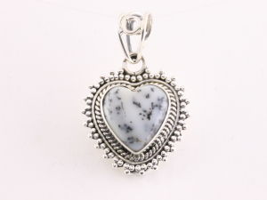 42315 Bewerkte hartvormige zilveren hanger met dendriet opaal
