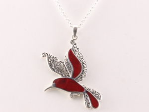 42395 Zilveren kolibrie hanger met rode koraal aan ketting