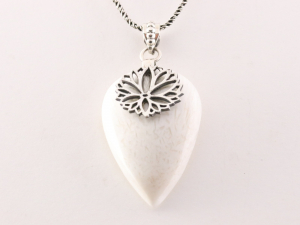 42416 Zilveren hanger met lotus bloem op witte scoleciet steen aan ketting