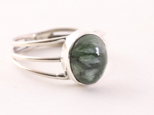 21364 Opengewerkte zilveren ring met groene serafiniet