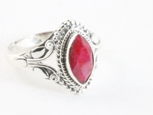 25121 Fijne bewerkte zilveren ring met robijn