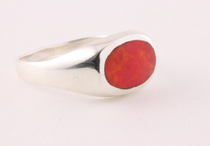 22473 Ovale hoogglans zilveren ring met rode koraal steen