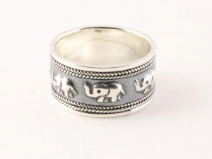 22637 Brede zilveren ring met olifanten
