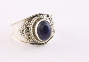 21562 Fijne bewerkte zilveren ring met sodaliet