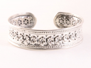 32262 Zilveren klemarmband met bloemen motief