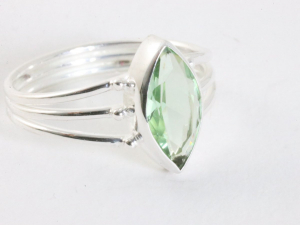 25565 Opengewerkte zilveren ring met groene amethist