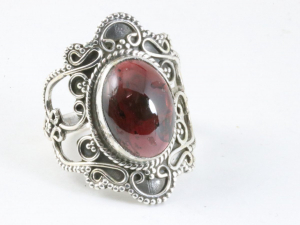 25039 Bewerkte zilveren ring met granaat