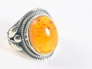 25415 Zware bewerkte zilveren ring met amber