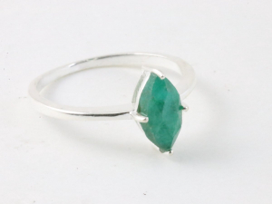 25052 Fijne hoogglans zilveren ring met smaragd
