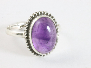 25361 Bewerkte ovale zilveren ring met amethist