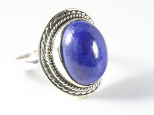 25719 Bewerkte zilveren ring met lapis lazuli