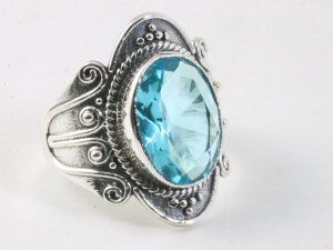 25042 Bewerkte zilveren ring met blauwe topaas