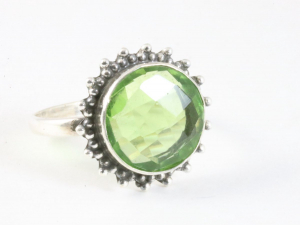 25037 Ronde bewerkte zilveren ring met peridoot