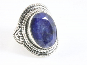 21639-19 Bewerkte zilveren ring met blauwe saffier - maat 19