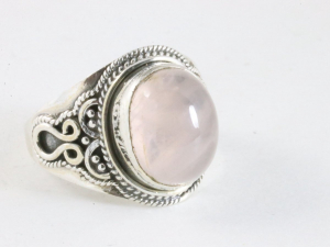25175 Bewerkte zilveren ring met rozenkwarts
