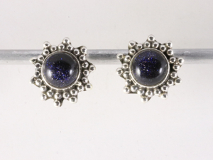 50561 Fijne bewerkte zilveren oorstekers met blauwe zonnesteen