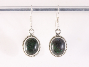 50699 Fijne bewerkte zilveren oorbellen met zwarte opaal