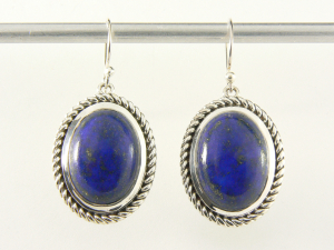 50754 Bewerkte zilveren oorbellen met grote lapis lazuli stenen  