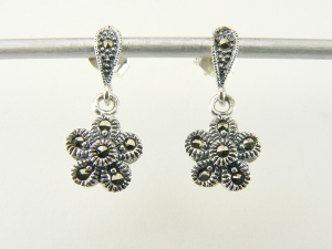 50996 Fijne bloemvormige zilveren oorstekers met marcasiet  