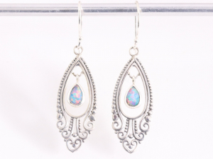 50999 Lange opengewerkte zilveren oorbellen met Australische opaal