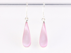 51137 Druppelvormige zilveren oorbellen met roze parelmoer