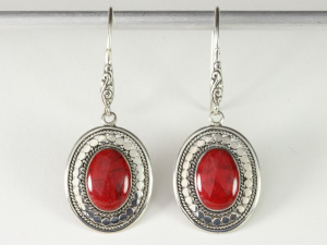 51201 Bewerkte ovale zilveren oorbellen met rode koraal  